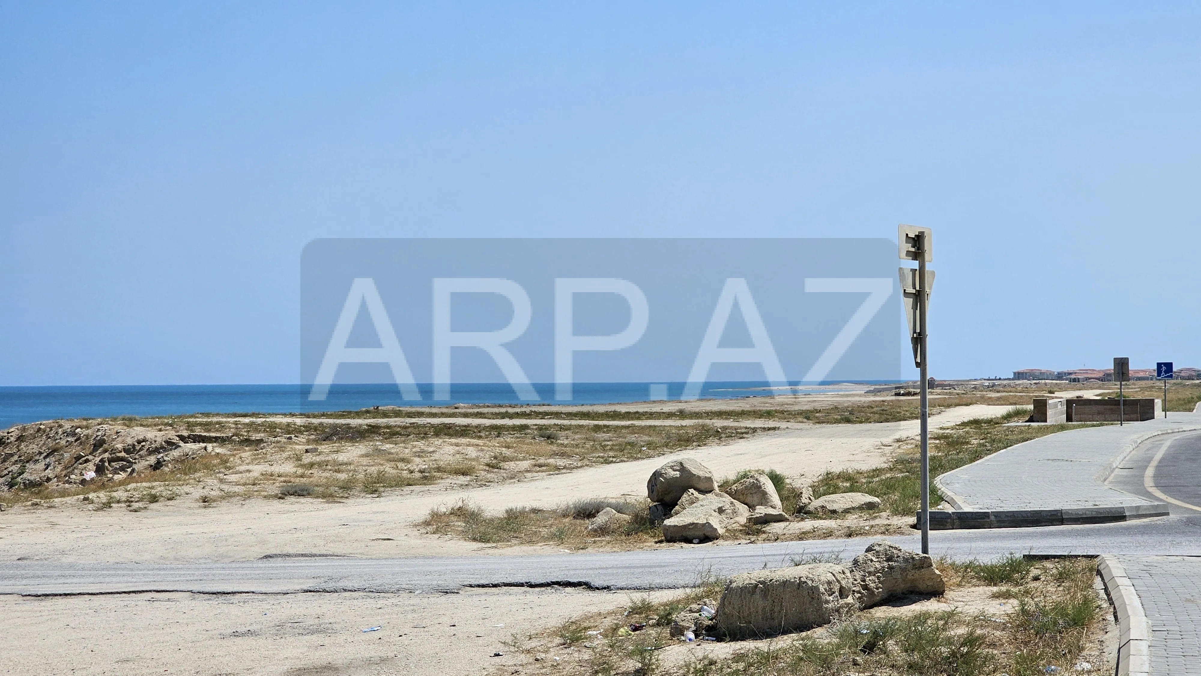 Bilqədə torpag satılır. Amburanın yaninda. gallery image